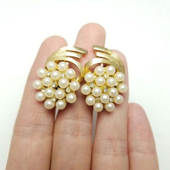 Vintage Faux Pearl Cluster Rhinestone Clip On Earrings, Retro Design, Gold Tone - Picture 2 of 6